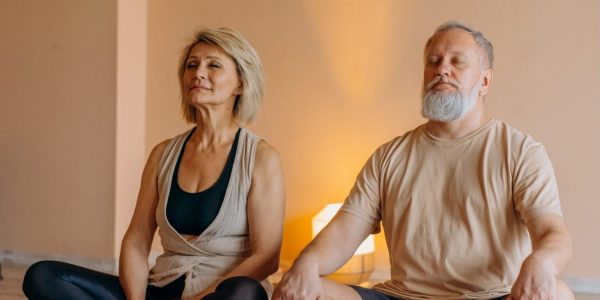 couple-agé-qui-médite-en-position-de-yoga